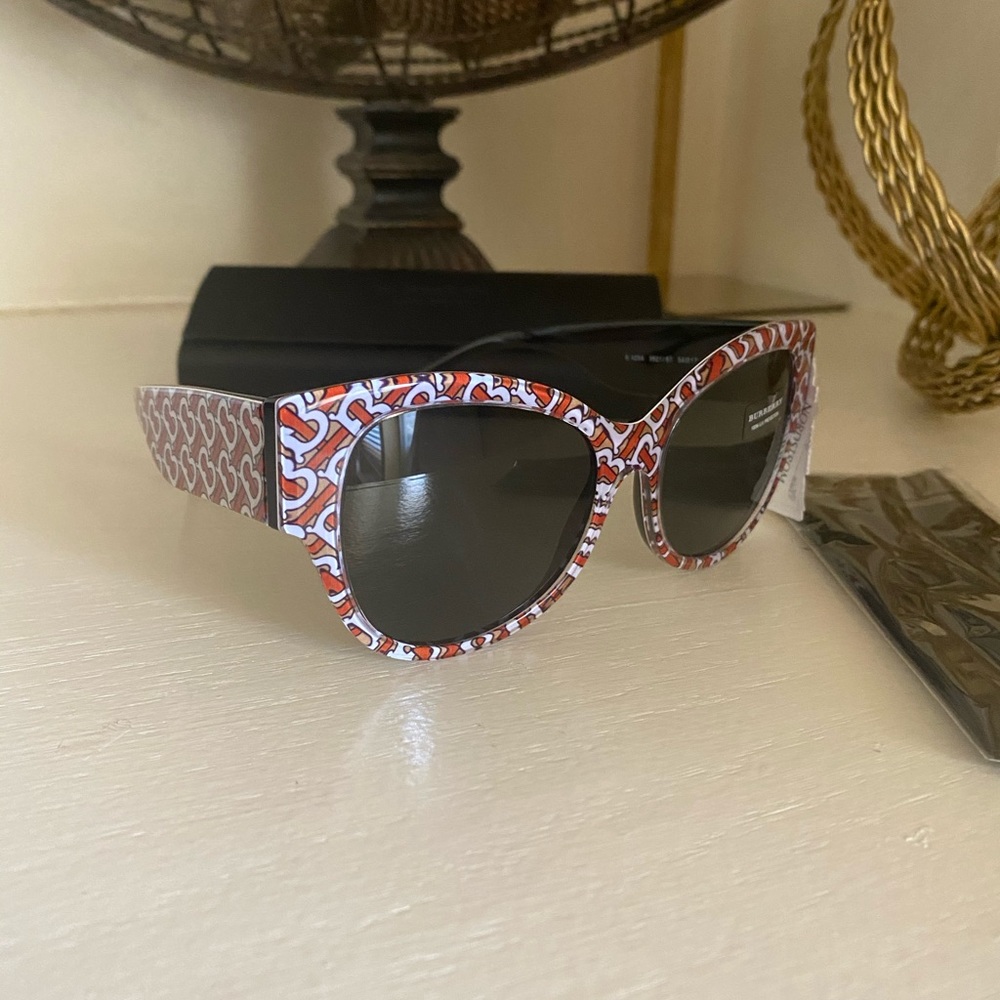 Sold❌Burberry 54mm Butterfly sunglasses 🔥 - Picture 6 of 16